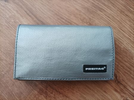 Portefeuille FREITAG argenté et bleu