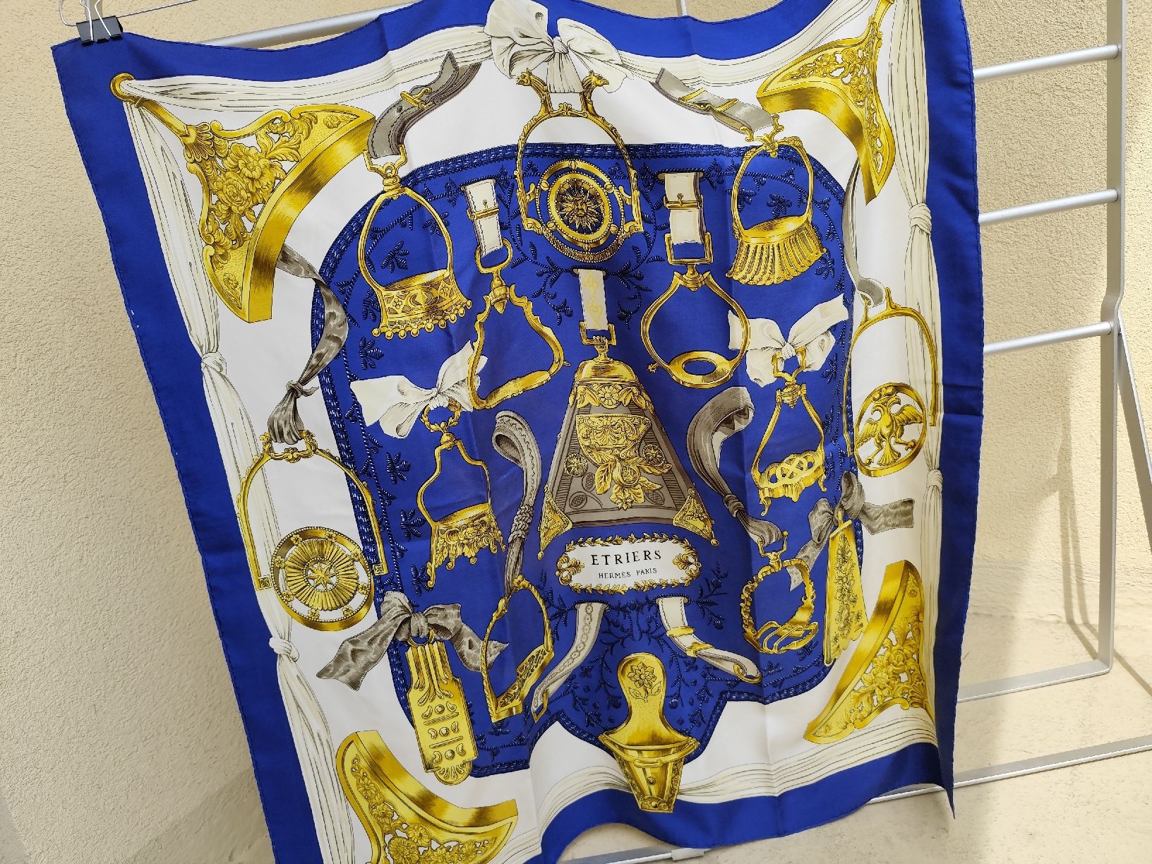 Hermès Foulard & Sciarpe: Carré Hermès bleu et doré – Usato da Montreux venduto da prl_z2lr