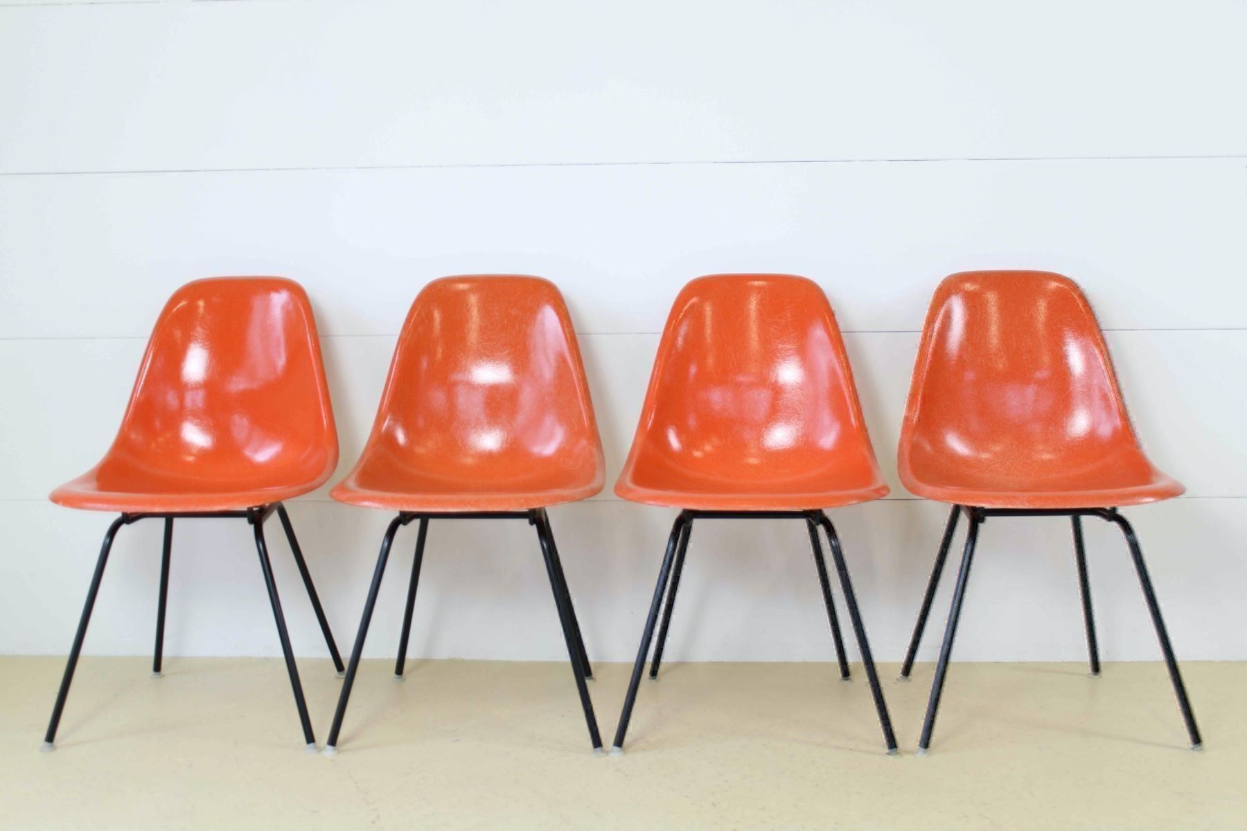 Stühle: Orange Eames Fiberglas Stühle, H. Miller – Gebraucht aus Meinisberg von atelier_TILIJA