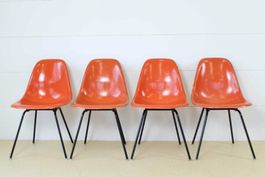 Orange Eames Fiberglas Stühle, H. Miller