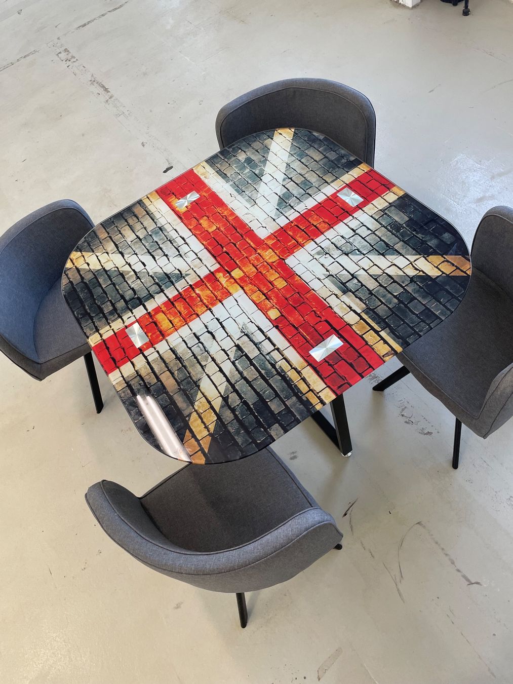 Tables: Tisch mit vier Stühlen Modern ein echter Blickfang – D'occasion à Giebenach par Toto222 4