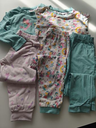 2 Pyjamas u.1 zusätzliche Hose Grösse 110/116