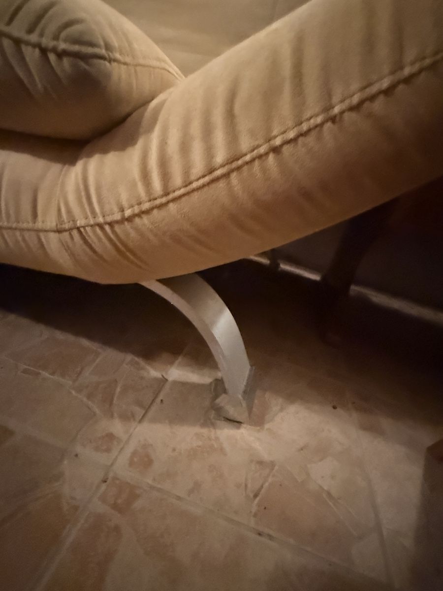 Divani: Hellgelbe Wildleder-Sofagarnitur – 2 Sofas und Hocker – Usato da Binningen venduto da Binninger 2