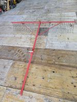Rechen mit rotem Stiel ca. 170 cm gebraucht