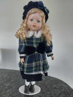 Poupée de collection en porcelaine, robe écossaise