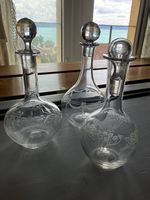 Trois carafes en verre décorées de jolies gravures