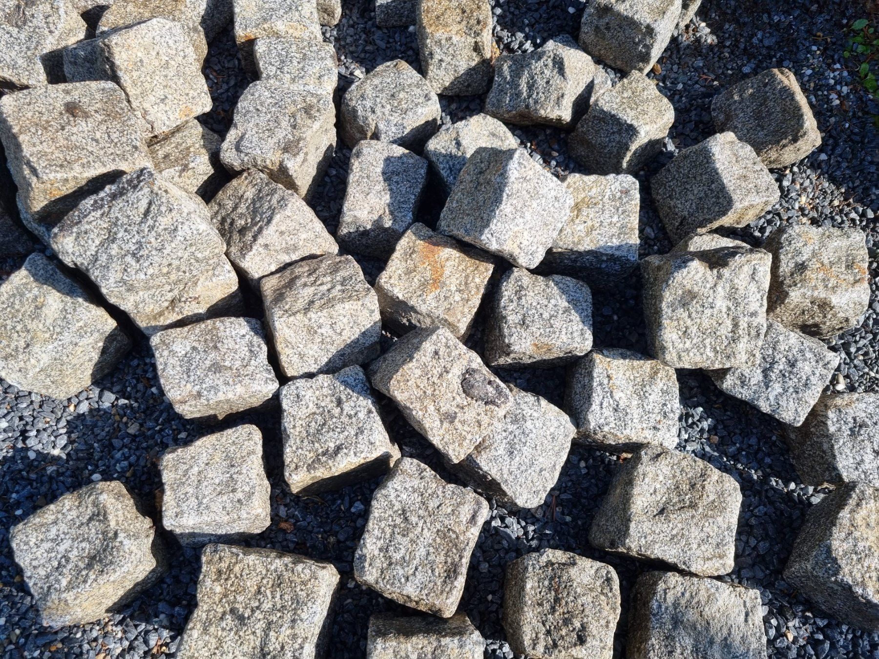 Pietre & tegole: gut 80 Stück Granit Pflastersteine, div. Grössen – Usato da Fürstenaubruck venduto da PizBeverin2018 2