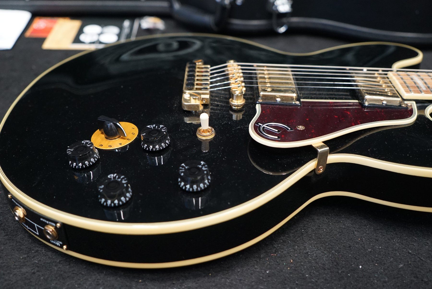 Epiphone Strumenti musicali: Epiphone B.B. King Lucille (ebony) mit Koffer – Usato da Ortschwaben venduto da Musictrade 4