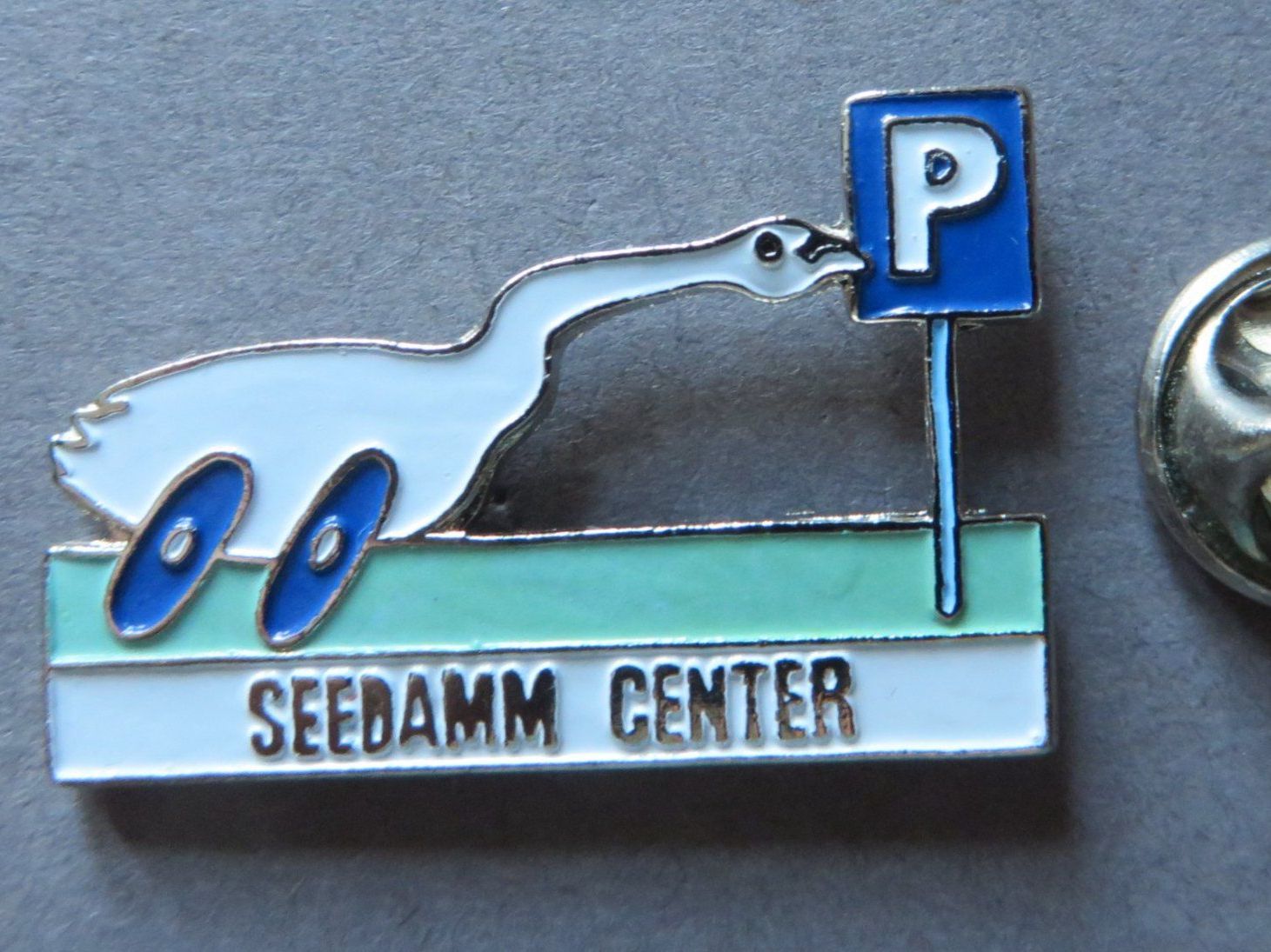 Placchette & Badge: PIN SEEDAMM CENTER PFÄFFIKON SZ, SCHWAN PARKING – Usato da Neuhausen venduto da luckimucki