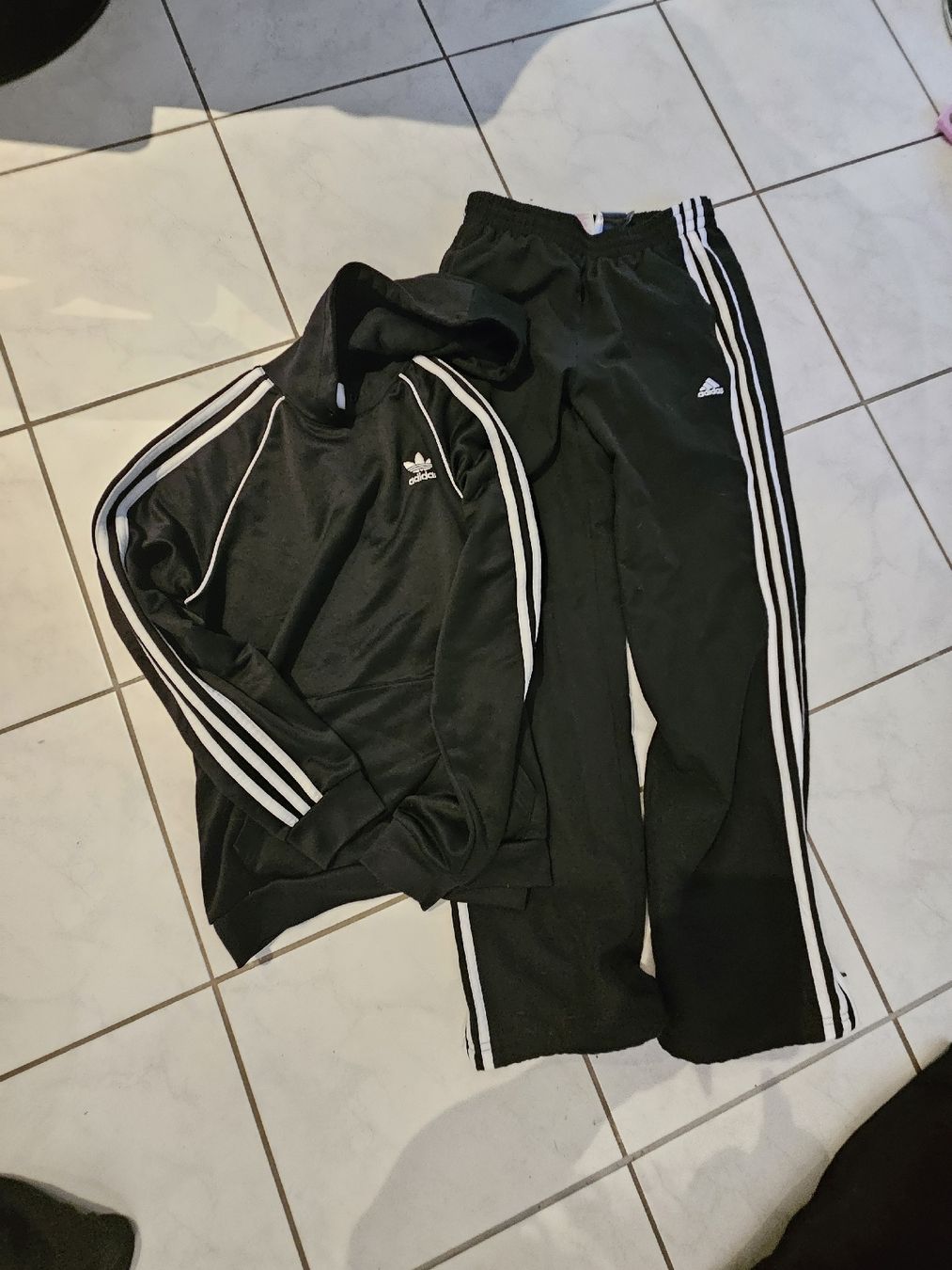 Adidas Lotti di vestiti: Sportset von Adidas – Usato da Pfaffnau venduto da sim_6rqw