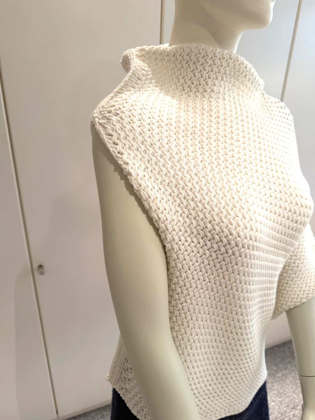 Maglioni & Felpe: Très original pull blanc asymétrique dame 40 – Nuovo (secondo la descrizione) da Genève venduto da flocon06 1