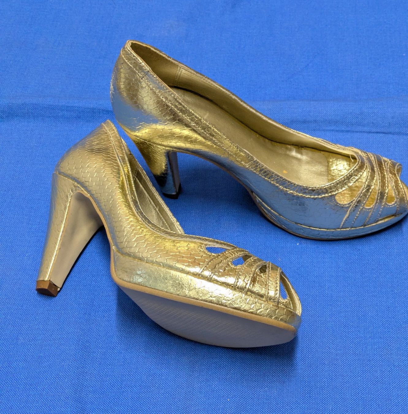 Damenschuhe: Goldfarbene Plateau-Pumps Gr. 38 – Neu (gemäss Beschreibung) aus Zetzwil von Stritzi