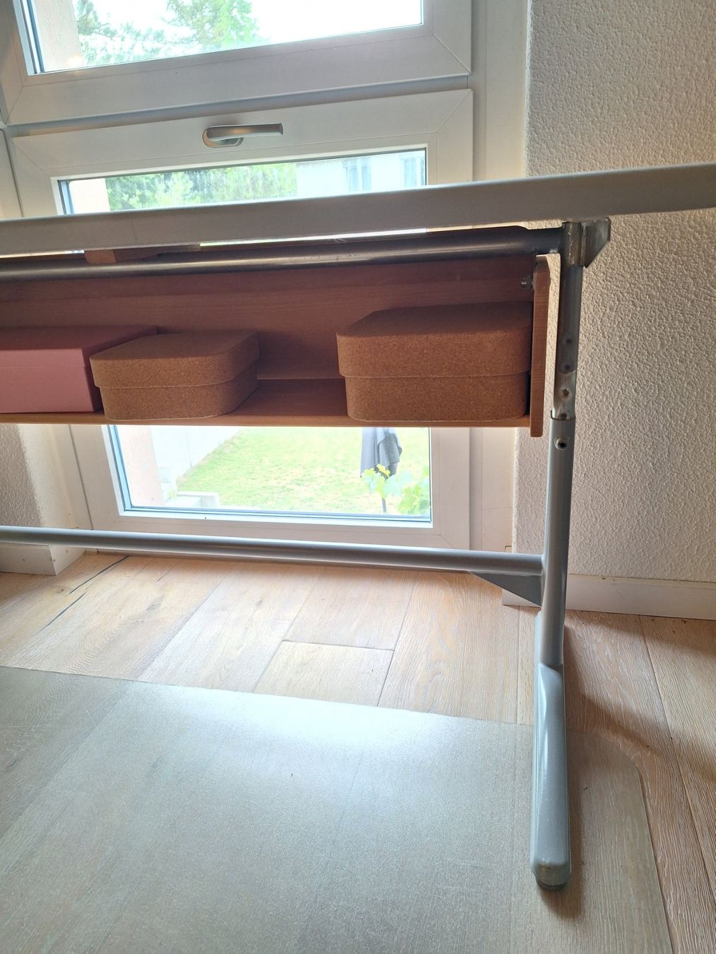 Scrivanie: Alter Schulschreibtisch 125x54 cm – Usato da Andelfingen venduto da Rihanna9 1