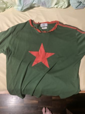 T-Shirt dunkelgrün rot Stern Grösse M
