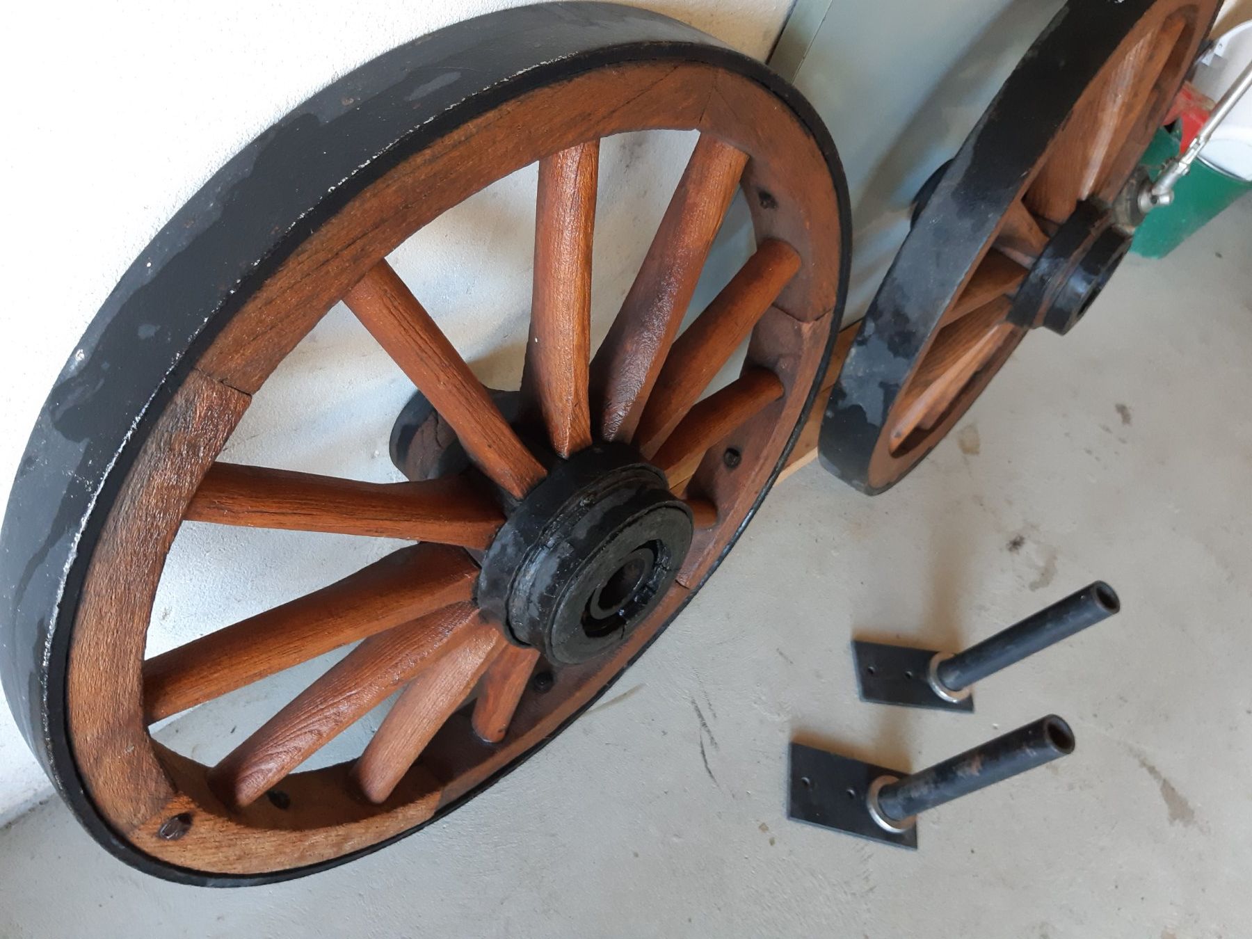 Toutes les décorations: 2 Stk.Wagenräder alt Holz-Metall – D'occasion à Feusisberg par Haldron68 1