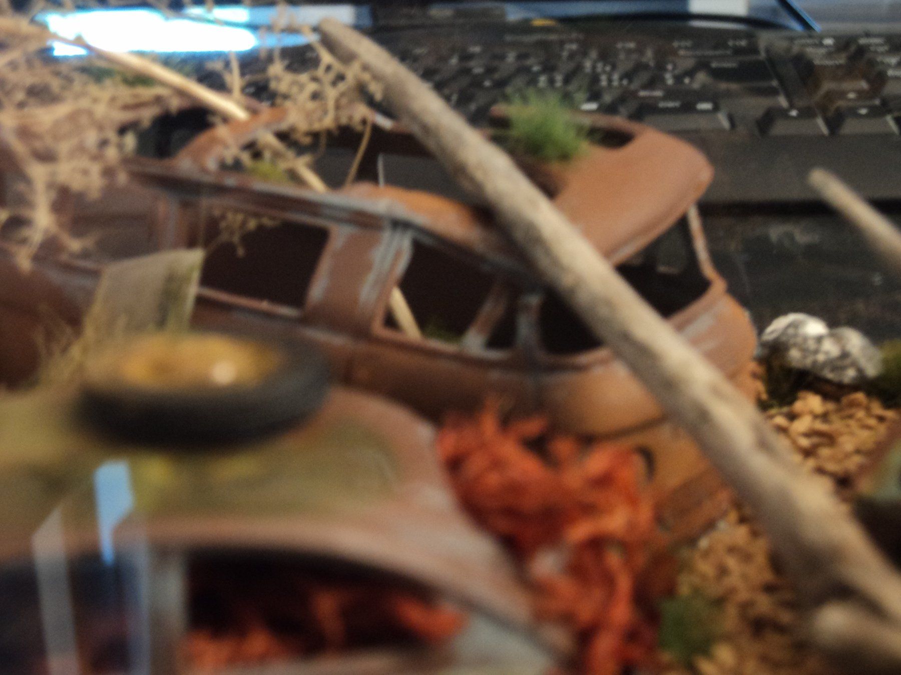 Volkswagen Modellini d'auto: Diorama Schrottplatz 1/43 mit 2x VW Scirocco, VW Käfer – Nuovo (secondo la descrizione) da Schwarzenburg venduto da modelCARama 7