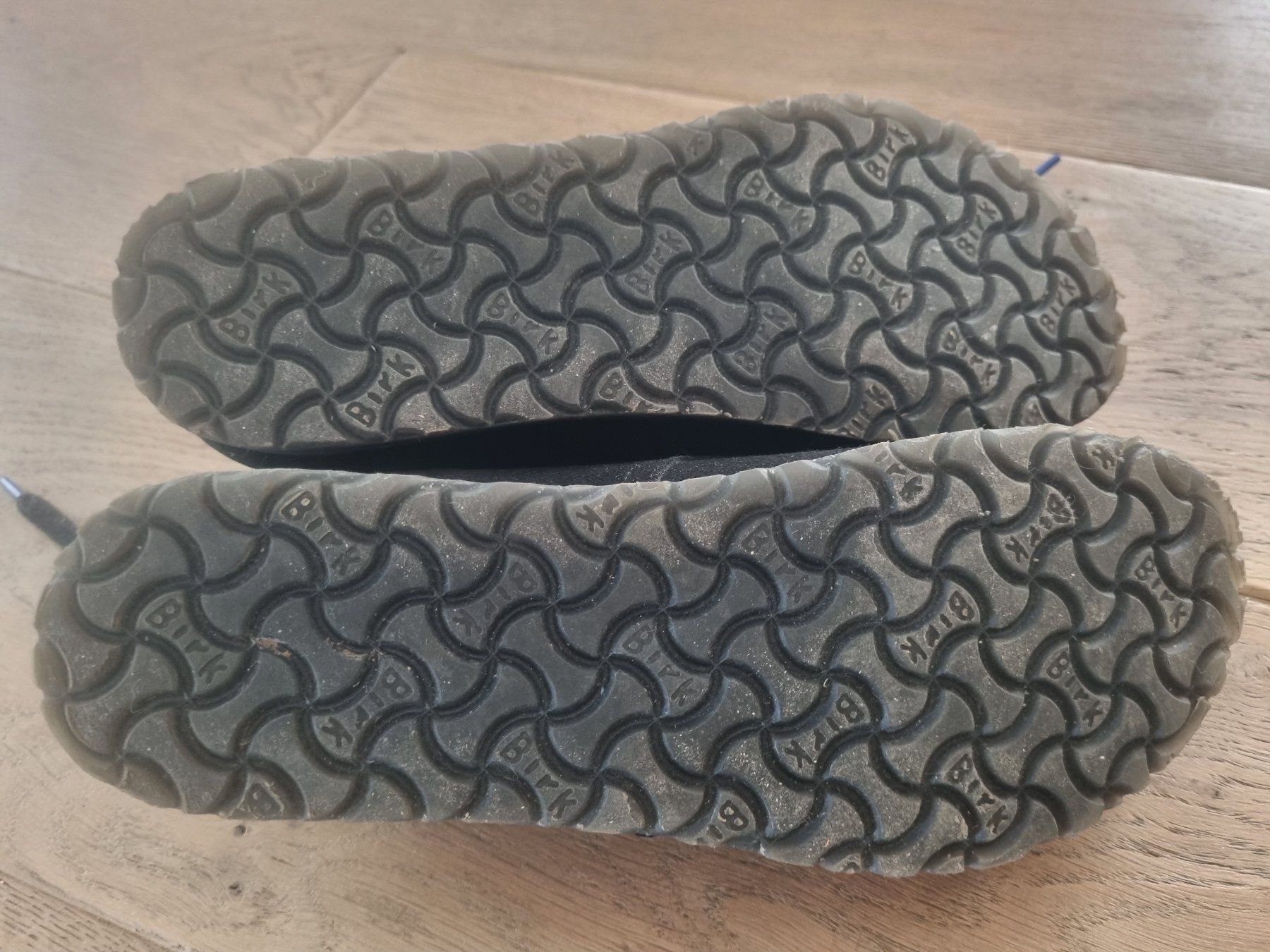 Scarpe da donna: Birkentock nubuck noir pointure 38 bon état – Usato da Lavey-les-Bains venduto da Etre-Ange 4