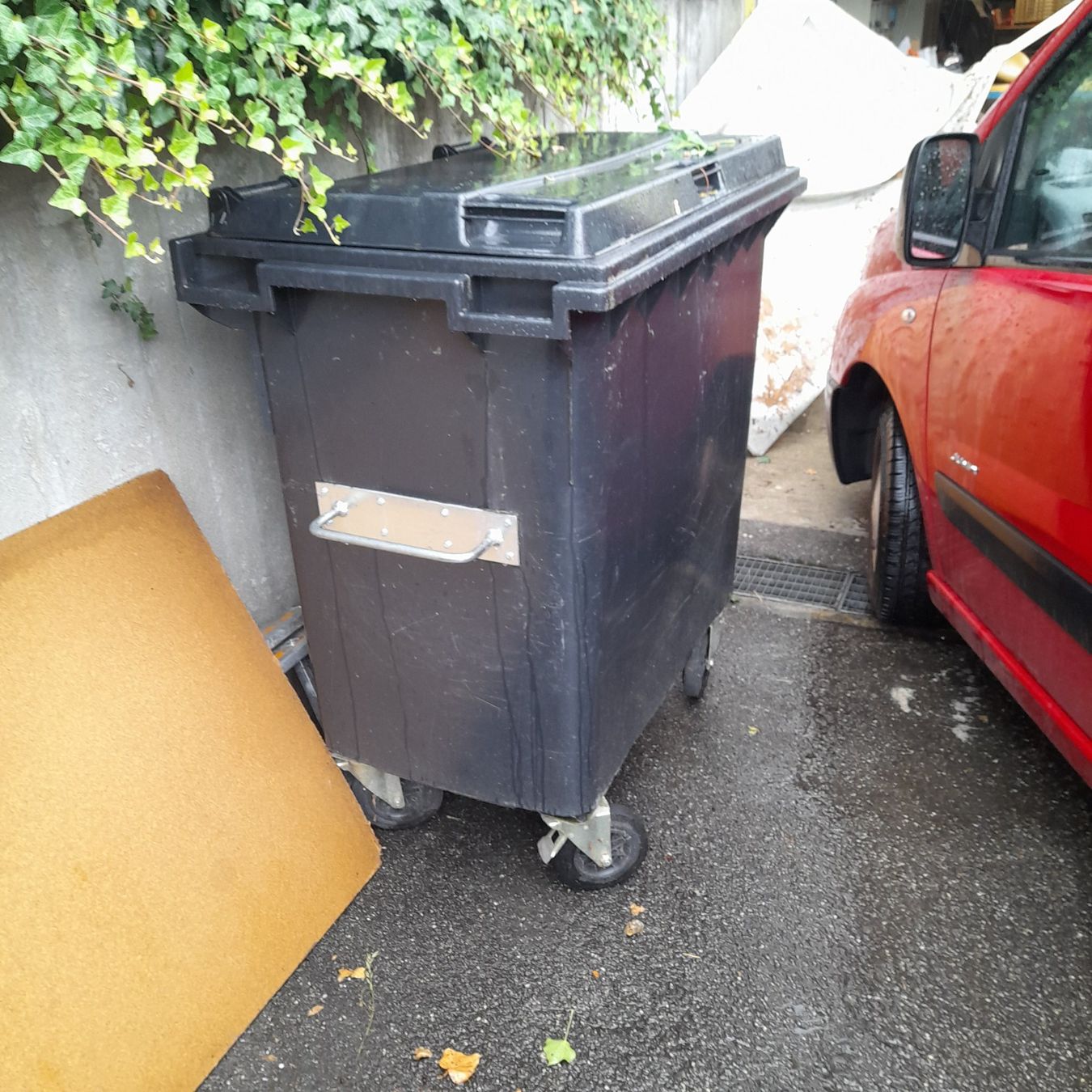 Autres articles bureau & commerces: Container 770 Liter aus Kunststoff – Défectueux à Orpund par 118302