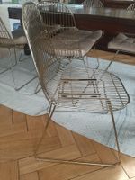 Modische, filigrane Stühle