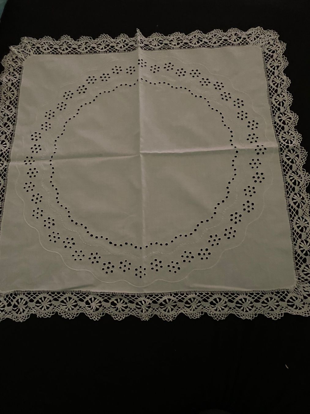 Sonstige Tischwäsche: Deckchen/Mitteldecke weiss mit Spitzen – Gebraucht aus Allenwinden von Obalu 1