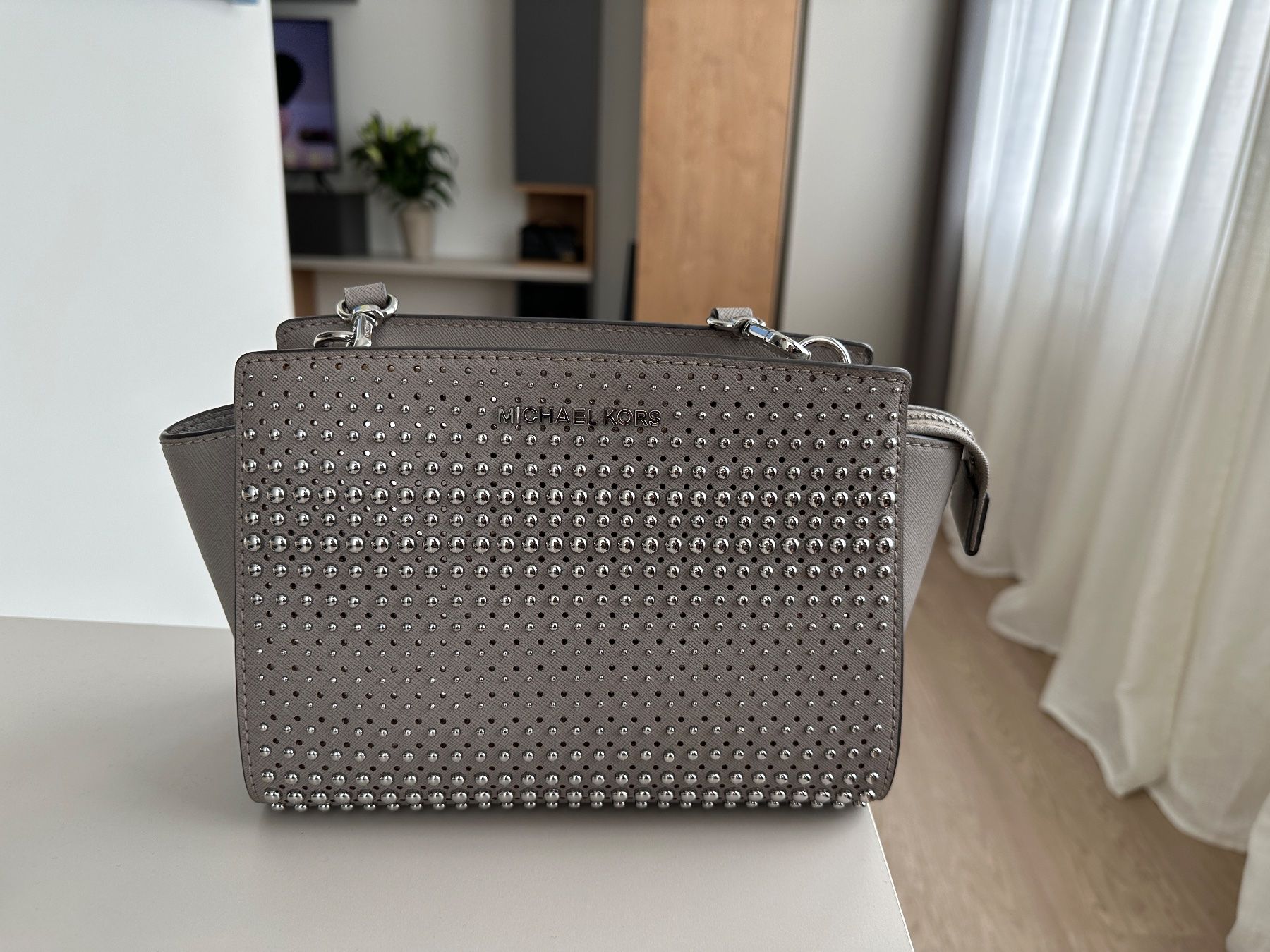 Michael Kors Borse da donna: Michael Kors medium stud selma leather silver pearl grey bag – Usato da Zürich venduto da nat_2gj5