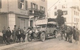 Laupen ZH Wald geschmücktes Automobil Dorffest Oldtimer