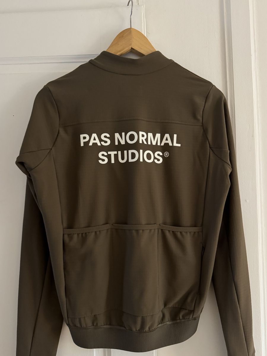 Pas Normal Studios Canottiere & Pantaloni: Pas Normal Studios - Essential Long Sleeve Jersey – Nuovo (secondo la descrizione) da Diesse venduto da second_life 2