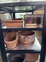 Set aus mehreren Terrakotta Pflanzgefässen gebraucht