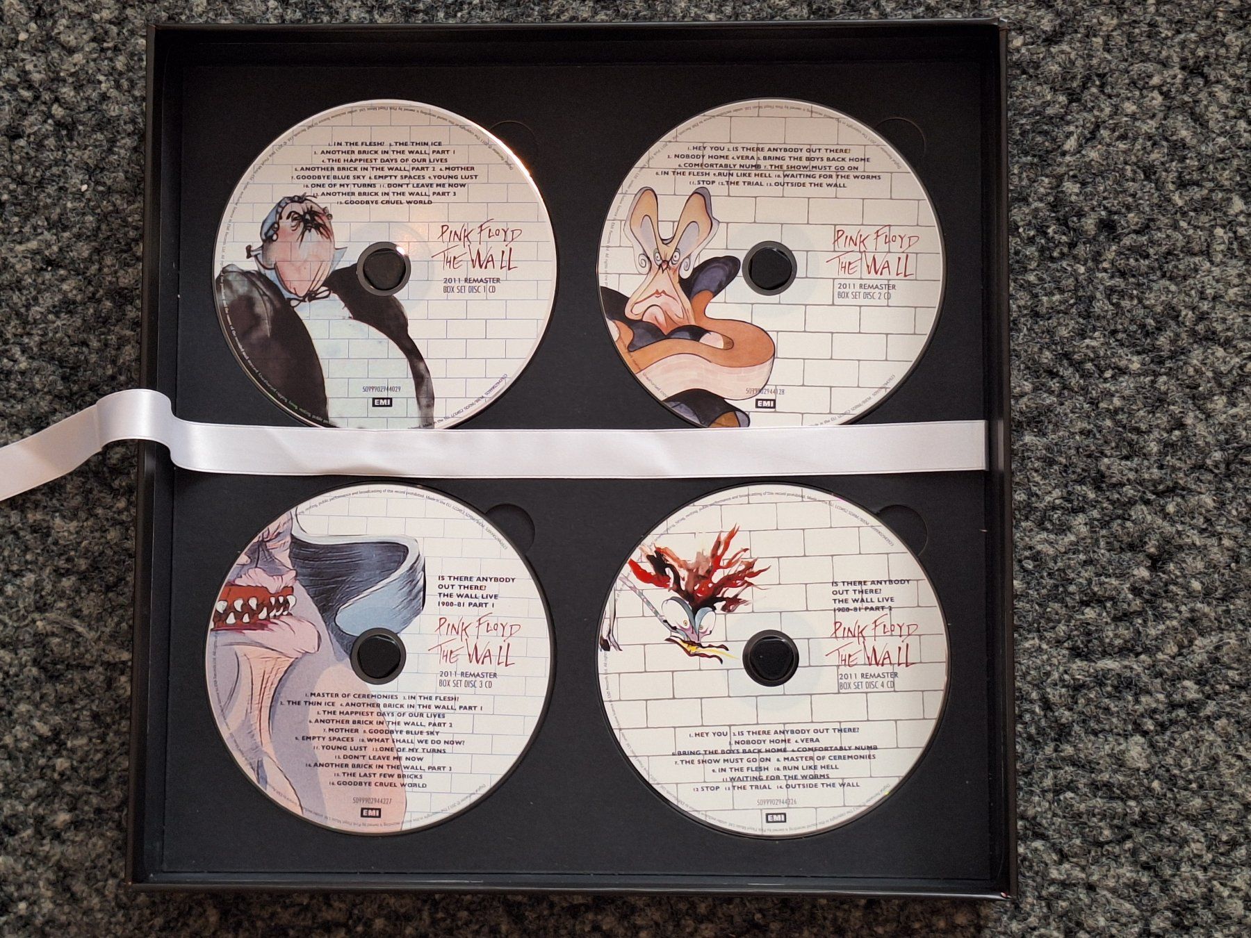 CD: Pink Floyd, The Wall - 6 CD / DVD Box EU 2011 – Nuovo (secondo la descrizione) da Oberentfelden venduto da Musicud 1