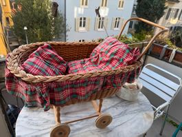 Nostalgischer Puppenwagen, Korpus geflochten, Gestell Holz