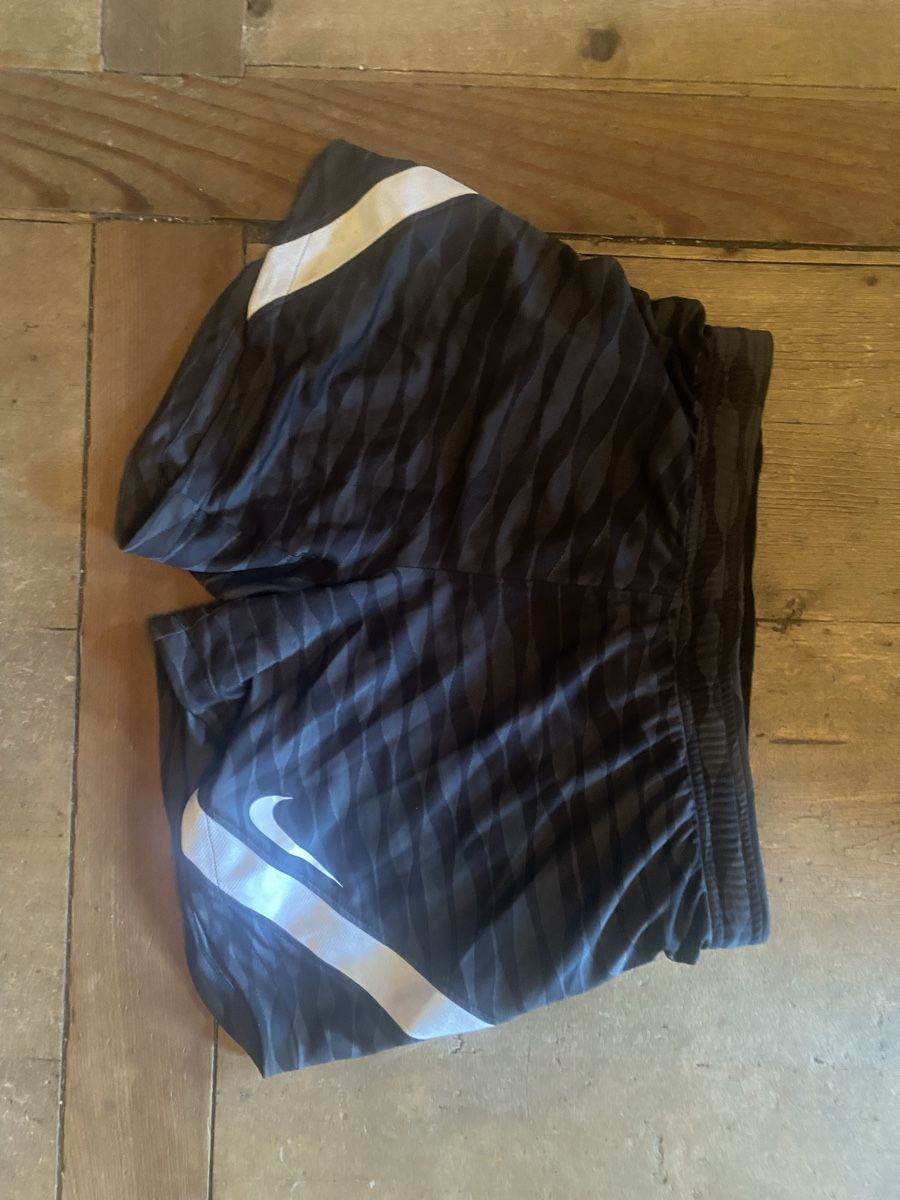 Nike Pantaloni: Nike Dri-Fit Shorts black – Usato da Küblis venduto da mad_b2bw