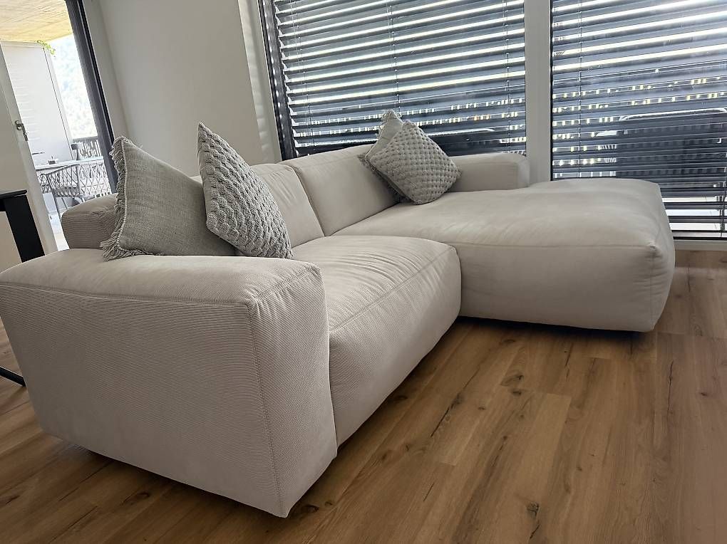 Sofas: Design Ecksofa mit Chaiselongue  Creme/Off-White  – D'occasion à Visp par leh_5dwb