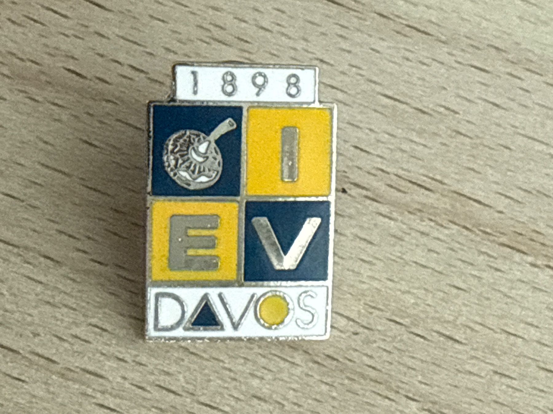 Plaquettes & Badges: Pin EIV DAVOS – D'occasion à Glattbrugg par Schweigmatt
