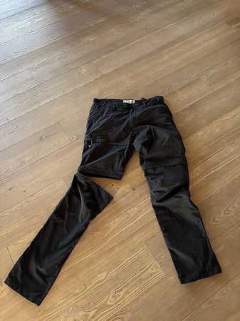 Schwarze Zip-Off Wanderhose, praktisch für den Sommer!
