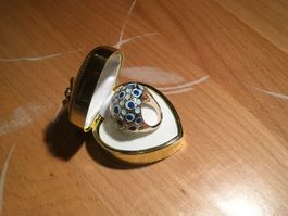 Neuer, spezieller Ring mit hellblauen Ornamenten