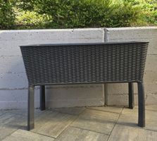 Blumentrog aus Kunststoff mit Geflecht-Optik