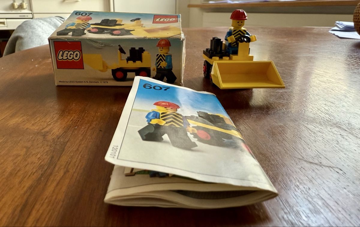 Lego Spielzeuge: LEGO 607 Bagger, Bauarbeiter (1979) – Gebraucht aus Stein am Rhein von Tags 1
