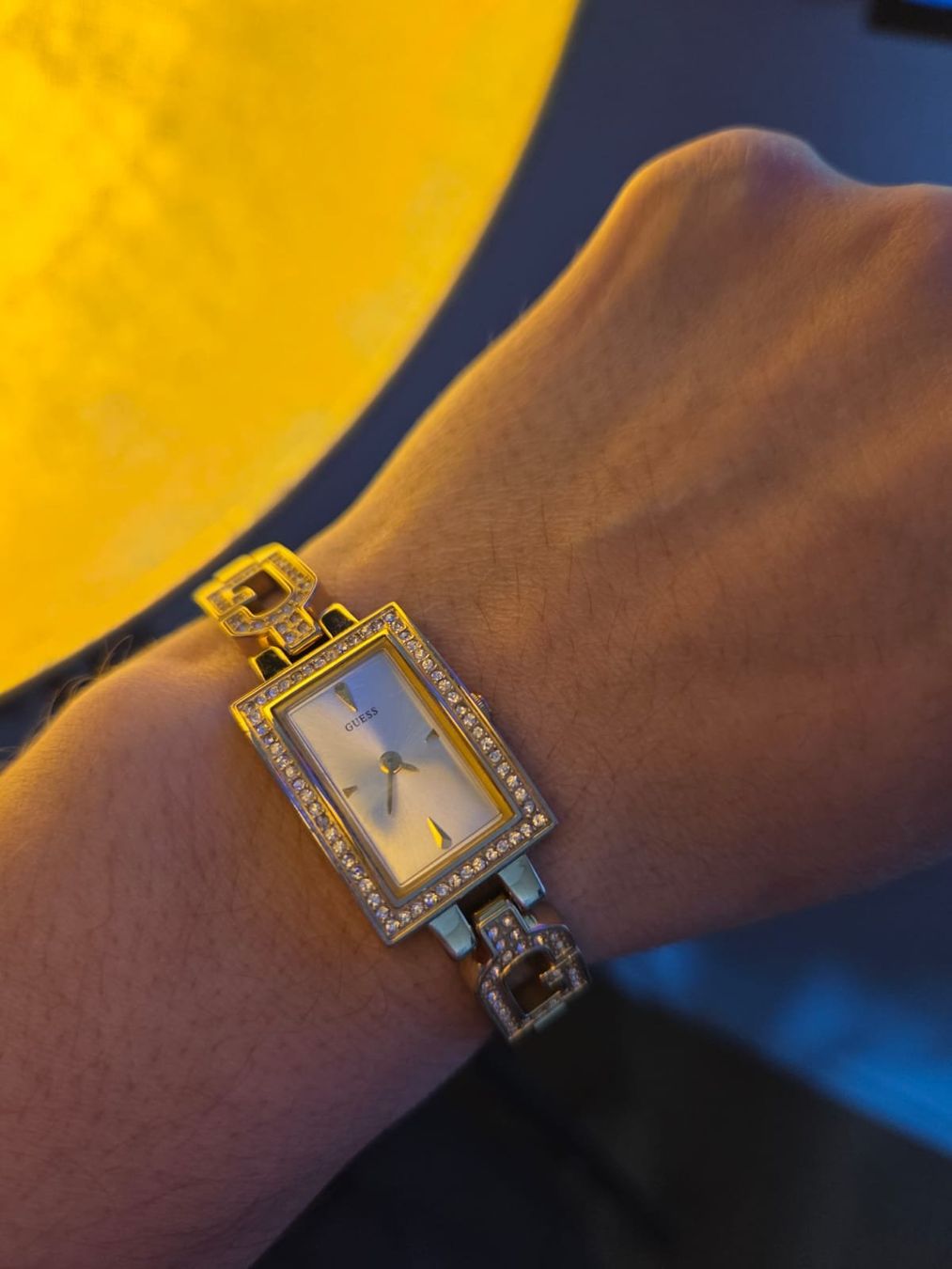 Guess Orologi: GUESS Damenuhr mit Glitzersteinen – Usato da Emmen venduto da GrabandGo 2