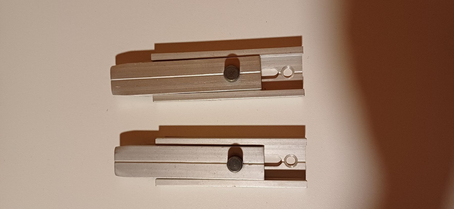 Ferramenta: Stossriegel 80/30 gerade Aluminium 2Stk. NEU – Nuovo (secondo la descrizione) da Au TG venduto da aatec_105 1