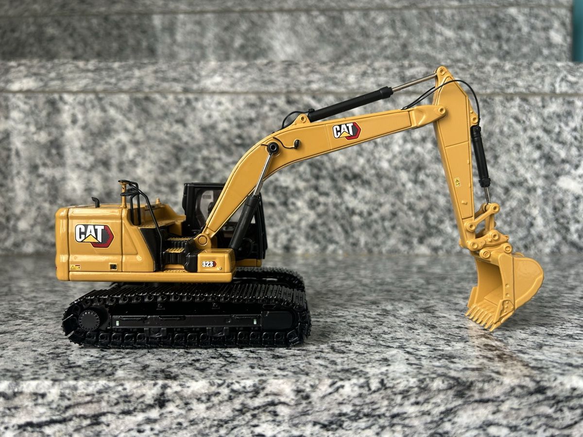 Caterpillar Kit di modellismo & Modellini statici: Caterpillar 323, 1:50 , DM – Nuovo (secondo la descrizione) da Horw venduto da Tigercat635 2