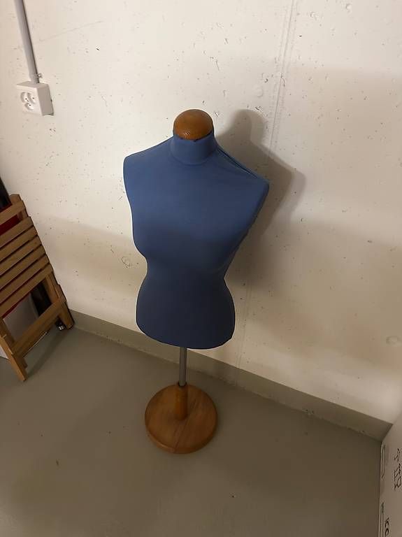Ladenausstattungen & Messebau: Schneiderpuppe blau – Gebraucht aus Beinwil am See von nik_jali0803