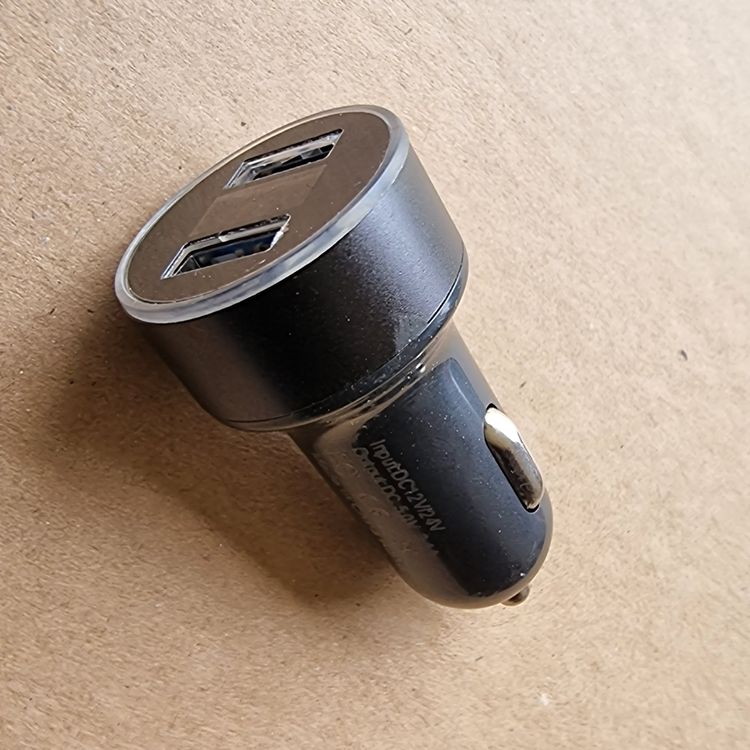 12V USB Charger schwarz/ USB Ladegerät fürs Auto /12V Buchse