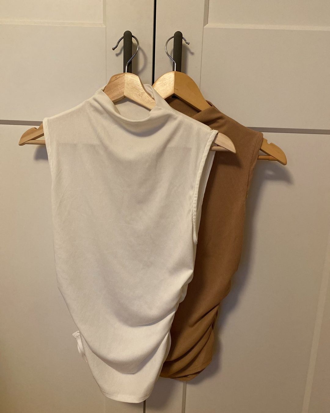 Tops: 2 Tops (camel & weiss) Gr. S/M – Gebraucht aus Unterengstringen von cck_