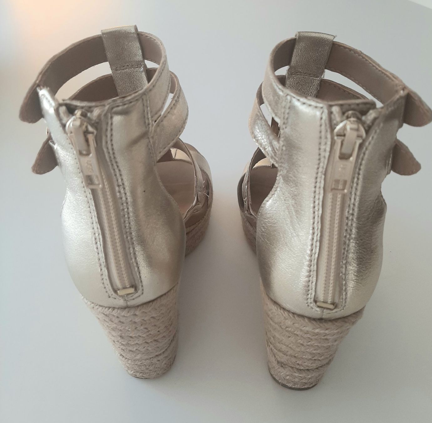 Ugg Scarpe da donna: Sandales compensées dorées Ugg 36 – Usato da Chêne-Bourg venduto da chsandra34 2