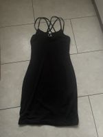 enges schwarzes Kleid