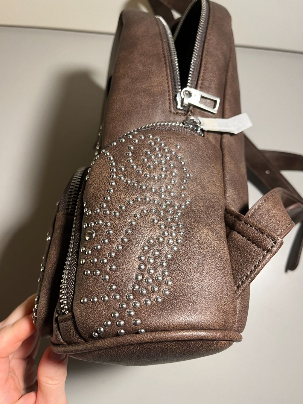 Desigual Zaini: Desigual Rucksack braun mit Nieten – Nuovo (secondo la descrizione) da glattfelden venduto da kimiaxel 6
