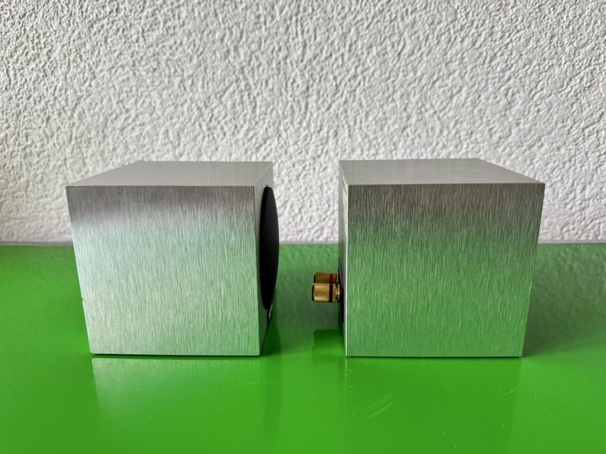 Revox Casse acustiche: Revox Magic Cube - paire avec pieds – Usato da Moutier venduto da MajoretteMuffin 2
