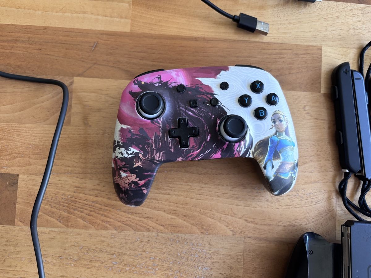 Nintendo Consoles: Switch avec manettes, support et manette Zelda – D'occasion à Courgenay par Mthunderball 4