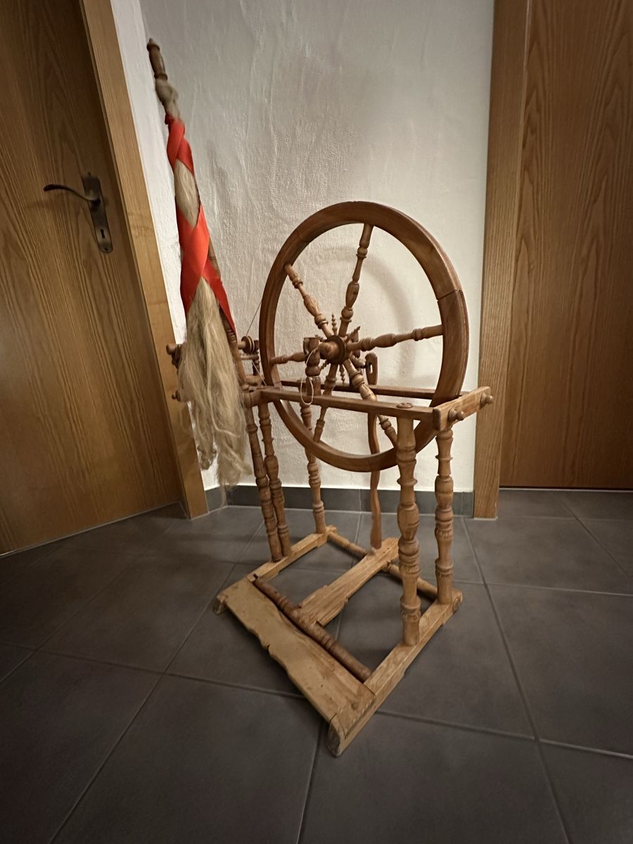 Ruote per filare: Spinnrad aus Holz – Usato da Schwyz venduto da Kolreuteria