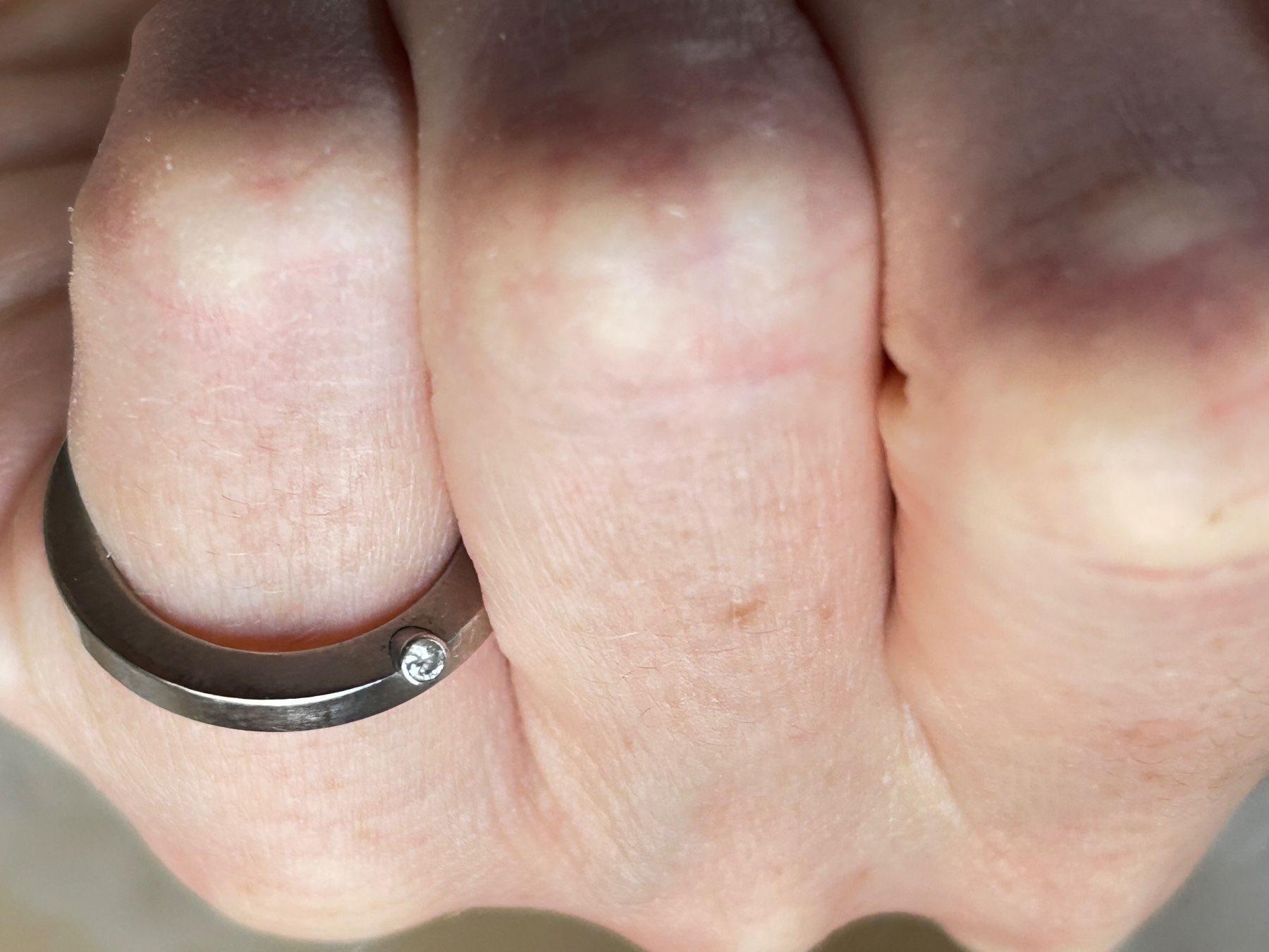 Anelli: Titan oder Edelstahlring mit weissem Stein (51) – Usato da Laufen venduto da Bellebellezza 3